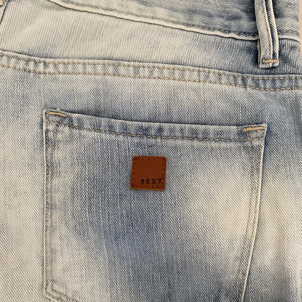 Roxy Distressed Cuffed Whitewash Shorts NWOT 🌿Size 27 - Picture 7 of 7